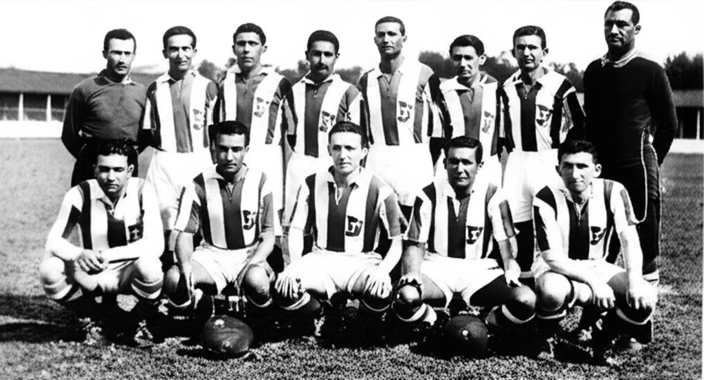 Foto preto e branco time bento com jogadores uniformizados campo, representando a era de gualberto moreira.