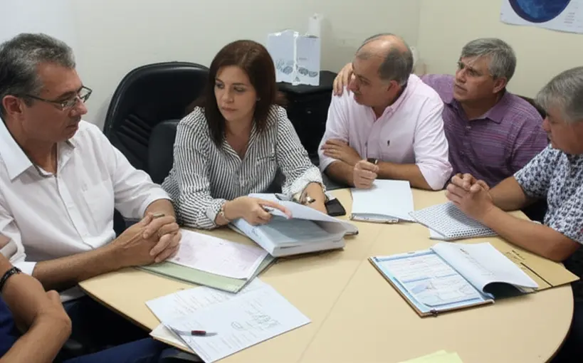 Grupo de pessoas debatendo sobre alimentação escolar em Sorocaba