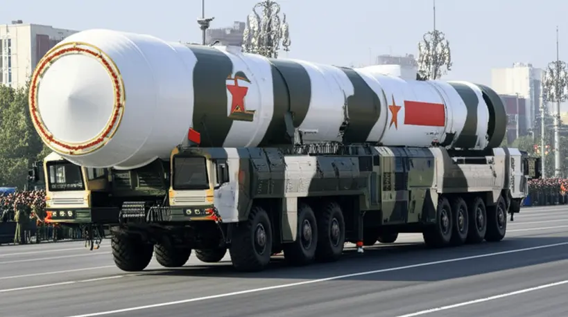 Míssil balístico intercontinental DF-41 sendo transportado em um veículo militar durante um desfile na China, exibindo sua capacidade de longo alcance.