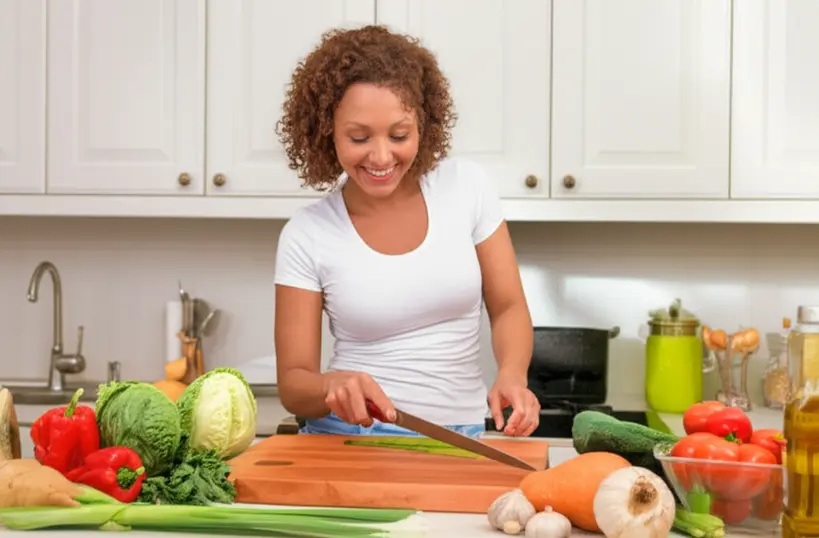 Mulher preparando refeições saudáveis e econômicas em uma cozinha moderna