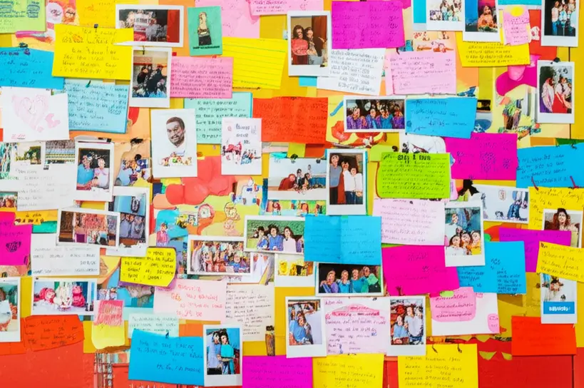 Mural colorido com mensagens de gratidão de alunos e pais para professores